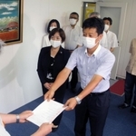 神戸市に要請書を提出する６団体の関係者＝３日午前、神戸市役所