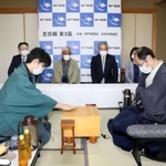 王位戦第３局で初手を指す藤井聡太棋聖（左）。右は木村一基王位＝４日午前、神戸・有馬温泉の旅館「中の坊瑞苑」（撮影・吉田敦史）
