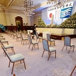 ４日に開かれる兵庫県の戦没者追悼式会場。参列者を大幅に減らし、席の間隔を確保した＝３日午後、神戸市中央区、県公館（撮影・秋山亮太）