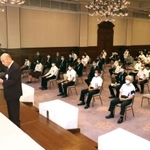 間隔を空けて座った参列者の前で、追悼の思いを述べる遺族代表の柿原啓志さん（左）＝４日午後、神戸市中央区、県公館（撮影・辰巳直之）