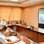 テレビ会議で阪神間の市町長らと意見交換する井戸敏三知事（手前から２人目）＝兵庫県庁