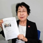 発行する「二世の会だより」を持つ兵庫県被爆二世の会の中村典子会長＝神戸市中央区