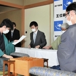 棋譜を確認する藤井聡太棋聖。手前は木村一基王位＝５日午前９時１分、神戸市北区有馬町の旅館「中の坊瑞苑」（撮影・後藤亮平）