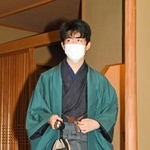 対局室に入る藤井聡太棋聖＝５日午前８時４４分、神戸市北区有馬町の旅館「中の坊瑞苑」（撮影・後藤亮平）