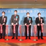 テープカットをする関西エアポートの山谷佳之社長（右から３人目）ら＝５日午前、大阪空港（撮影・風斗雅博）
