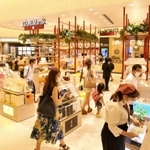 さまざまな土産物店や飲食店が並ぶ商業エリア＝５日午前、大阪空港（撮影・風斗雅博）