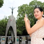 原爆の恐ろしさや命の大切さを若い世代に伝える池田穂乃花さん＝広島市中区、平和記念公園