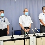 看護師が患者に重傷を負わせたことを受けて会見する、兵庫県立ひょうごこころの医療センターの田中究院長（中央）ら＝兵庫県庁