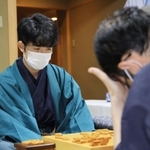 木村一基王位（右）を破り、二冠目のタイトル奪取に王手をかけた藤井聡太棋聖＝５日夜、神戸市北区有馬町、旅館「中の坊瑞苑」（撮影・鈴木雅之）