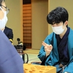 木村一基王位（左）を破り、二冠目のタイトル奪取に王手をかけた藤井聡太棋聖＝５日夜、神戸市北区有馬町、旅館「中の坊瑞苑」（撮影・鈴木雅之）