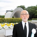 今年亡くなった母を思い、初めて神戸から平和記念式典に参列した山本裕治さん＝６日午前、広島市の平和記念公園