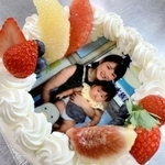 「食べられる写真」で飾り付けられたケーキ。精細さが際立つ