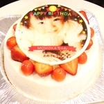 「食べられる写真」で飾り付けられたケーキ。精細さが際立つ
