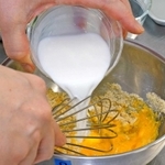 小麦粉の代わりに高野豆腐の粉を使うことで、栄養価や時間短縮の利点がある。