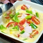 赤、黄、緑などの食材で料理に彩りを加えた。冷蔵庫の余り物を活用するなど工夫を。