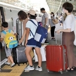 大きな荷物を持って新幹線に乗り込む家族連れら＝８日午前、ＪＲ新神戸駅（撮影・斎藤雅志）