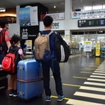 いつものお盆と異なり、閑散とする神戸空港＝８日午後、神戸市中央区（撮影・秋山亮太）