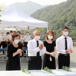 献花台に花を手向け、亡き人を思う遺族ら＝９日午前、兵庫県佐用町久崎