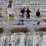 厳しい暑さの中、涼を求めて水浴びを楽しむ子どもたち＝１０日午後、神戸市東灘区の住吉川（撮影・斎藤雅志）