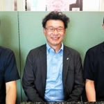 真也さんにエールを送る「ペルゴ」の上司たち。（左から）前田拓也マネージャー、小林康浩副社長、筧優輝店長＝姫路市内