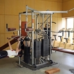 溝端令子さんの両親からの寄付で購入され、今も使われているトレーニングマシン＝西宮市枝川町、武庫川女子大付属中・高校（撮影・風斗雅博）