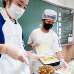 食缶に入れられ、熱々の状態で届いた「牛肉とじゃがいものみそ煮」を盛り付ける生徒＝７月１７日、神戸市垂水区神陵台３、神陵台中学校