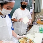 食缶に入れられ、熱々の状態で届いた「牛肉とじゃがいものみそ煮」を盛り付ける生徒＝７月１７日、神戸市垂水区神陵台３、神陵台中学校