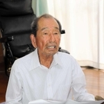 資料を前に、爆撃の記憶をたどる溝渕昇さん＝南あわじ市