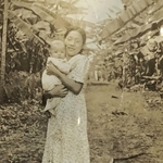 長女のミドリさんを抱く加武さん＝１９３７年、フィリピン・ミンダナオ島