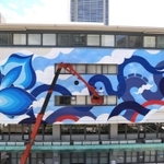 神戸市役所２号館の北壁に現れた巨大壁画＝神戸市中央区加納町６（撮影・斎藤雅志）
