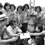 日活「紅の流れ星」の撮影中にＯＬらにサインをせがまれる渡哲也さん（手前左）＝１９６７年９月、神戸・諏訪山