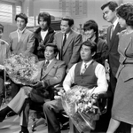 ドラマ「太陽にほえろ！」の最終収録で石原裕次郎さん（手前左）と渡哲也さん（同右）＝１９８６年１０月