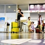 人出も少なめの到着ロビー＝１５日午前、神戸空港（撮影・中西幸大）