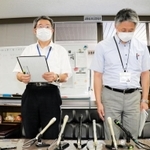 頭を下げる西宮市の廣田理・保健所長（左）ら＝１５日午前、西宮市役所