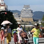 強い日差しが照りつける中、日傘を差して歩く女性ら＝１５日午後、姫路市駅前町（撮影・小林良多）
