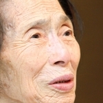 戦争の記憶をたどる治居冨美さん＝小野市市場町、くつろぎの杜