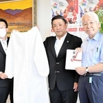 井戸敏三知事（右）に防護服を寄贈する中道高司理事（中央）ら＝兵庫県庁