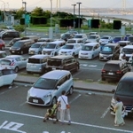 夏のレジャーで利用する自家用車。対角線に窓を開けるのが感染対策のこつ＝１５日、淡路市岩屋、淡路サービスエリア