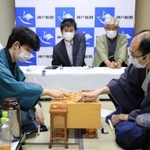 王位戦第３局終了後、感想戦に臨む藤井聡太棋聖（左）と木村一基王位＝８月５日、神戸市北区有馬町、旅館「中の坊瑞苑」（撮影・鈴木雅之）