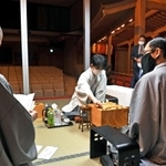 王位戦第４局で立会人の中田功八段（左）が読み上げた封じ手を指す藤井聡太棋聖（中央）。右は木村一基王位＝２０日午前９時２分、福岡市中央区の大濠公園能楽堂（撮影・穴井友梨）