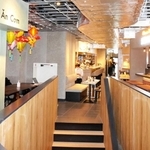 世界の有名店が横町スタイルで入居する飲食フロア＝東京都渋谷区