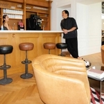 コワーキングスペースのラウンジ。右は井上盛夫社長＝東京都渋谷区