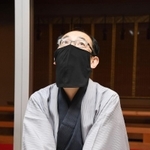 対局終了後、天を仰ぐ木村一基前王位＝２０日午後、福岡市中央区の大濠公園能楽堂