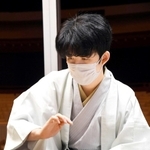 感想戦で対局を振り返る藤井聡太新王位＝２０日午後、福岡市中央区の大濠公園能楽堂