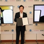 事業連携の協定を結んだ（左から）コニカミノルタの山名昌衛社長、久元喜造市長、パーソルホールディングスの水田正道社長＝神戸市役所