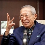 文化勲章受章が決まり、喜びを語る劇作家の山崎正和さん＝２０１８年１０月、大阪市内