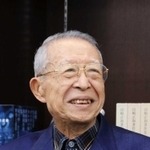 会見で記者の質問に応える山崎正和さん＝２０１８年１０月、大阪市内