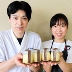 郷土の幸から生まれた「こくとろぷりん」をアピールする若旦那の土井崇史さんと若おかみの麻理子さん＝洲本市五色町都志万歳