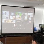 オンラインによる高砂市議会の委員会審議で、スクリーンに映し出された委員や市職員＝２１日午前、高砂市役所