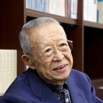 文化勲章を贈られることが決まり、記者会見で笑顔の山崎正和さん＝２０１８年１０月２３日、大阪市北区